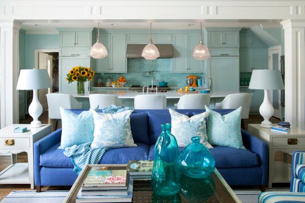Bếp và khu vực tiếp khách với sofa xanh