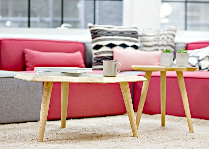 10 mẹo để giữ nhà sạch - Sofa và bàn cà phê trong phòng khách gọn gàng